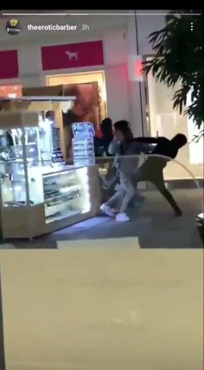 the erotic barber just got jumped at Lenox😭😭