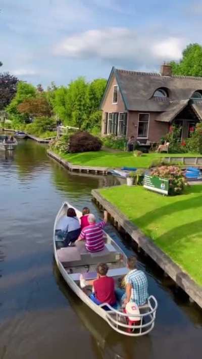 Giethoorn village, Netherlands 🇳🇱 Giethoorn village has no roads in the center. So of course, no roads means also no cars. Visitors and residents of Giethoorn village need to park their car outside the village at special car parks.