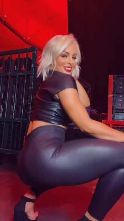 Mandy's booty shake is hypnotizing