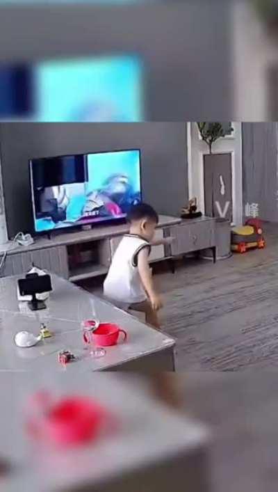 My kid helps Ultraman fight the monster