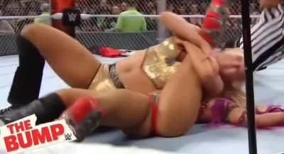 Charlotte pinning Sasha