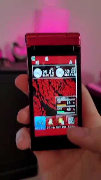 I so so SO wish I could use this phone. I'd drop my smartphone in a heartbeat. If any widely available flip phones looked anywhere near this nice/fun, I'd be in heaven. Damn it Japan :')