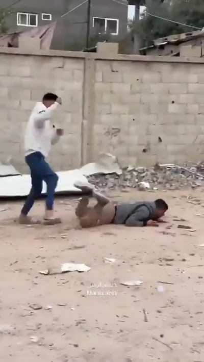 Israeli snipper kills the Palestinian journalist Saed Abu Nabhan in al Nuseirat refuge camp while evacuating civil injuries 