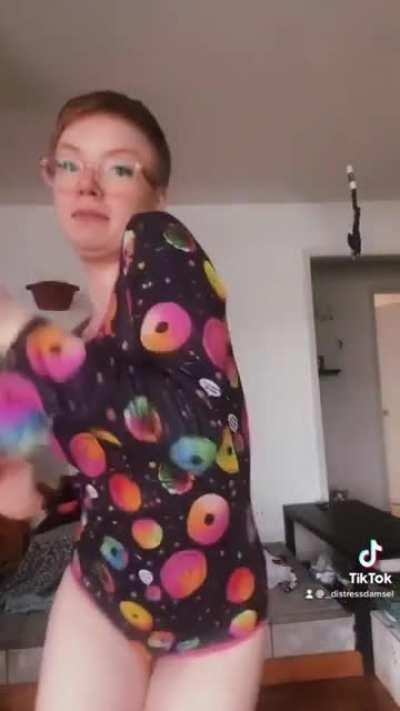 Elsie's first TikTok - Distressdamsel