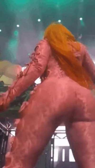 too much goin on😍