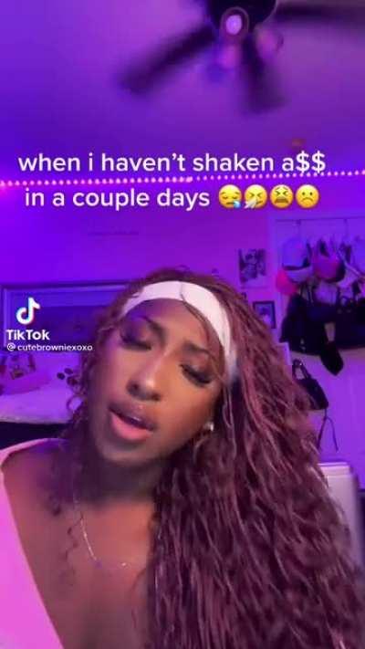 Thick ebony twerking