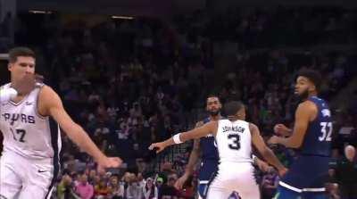 [Highlight] D’Angelo Russell pass to Jaden McDaniels for the dunk. Great misdirection.