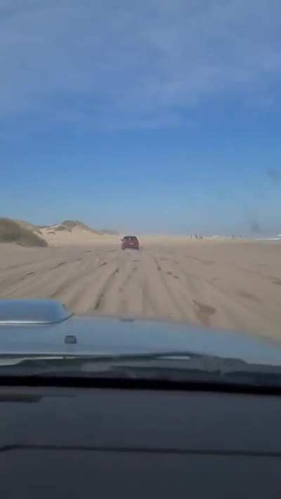 4x4ero fue sobrepasado por un duna en las dunas de Miramar