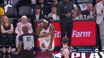 [Highlight] Kevon Looney holds on to Sabonis's arm for dear life on the rebound and can't believe it's a foul