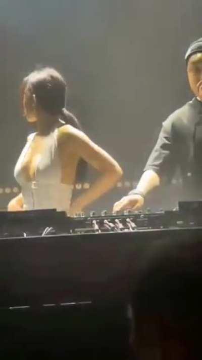 Does she do weddings?