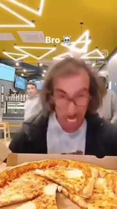 Inconsiderate asshole screaming in a pizzeria for clout