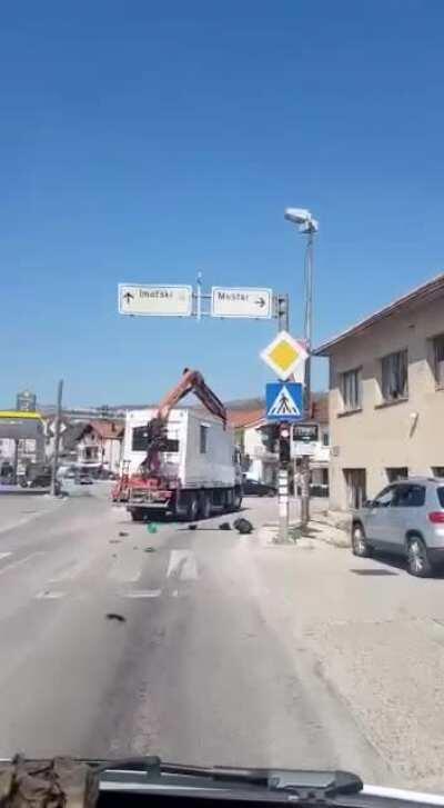 Traffic light gets knocked out