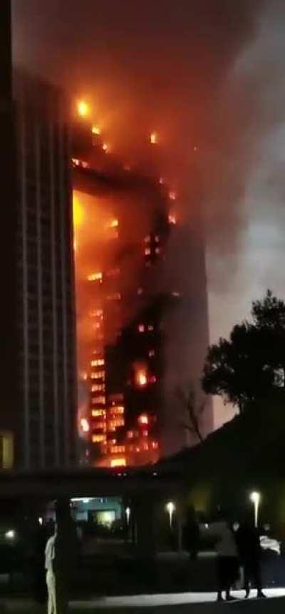 Multi-storey residential building is burning right now in chinese Dalian City (27 august 2021)