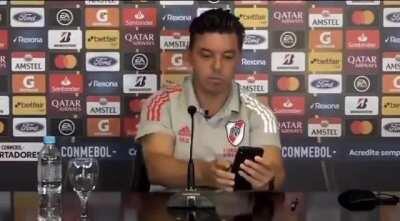 Gallardo se peina delante de las cámaras luego de haber sido criticado por su look por todo el Bosteriodismo. Está en todos los detalles para que no le rompan las bolas la basura del Bosteriodismo.