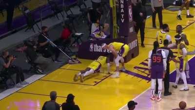 [Highlight] Dennis Schroder does push-ups after taking a hard foul from Booker and Crowder