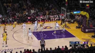 [Highlight] Westbrook concusses Mitchell with an elbow