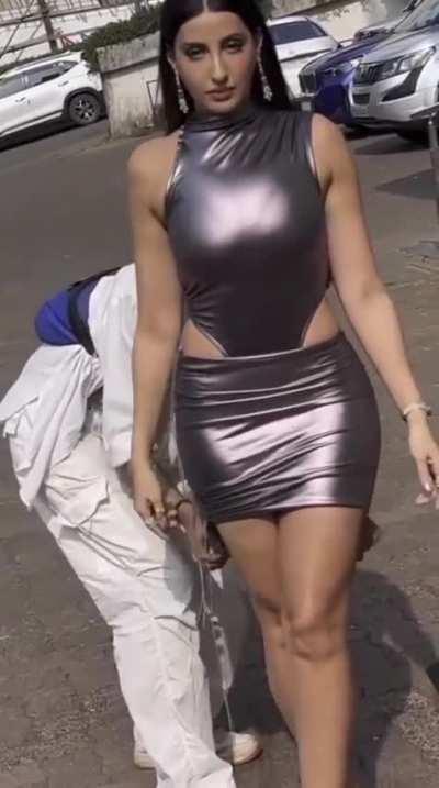 Nora fatehi assistant has best job to adjust her clothing