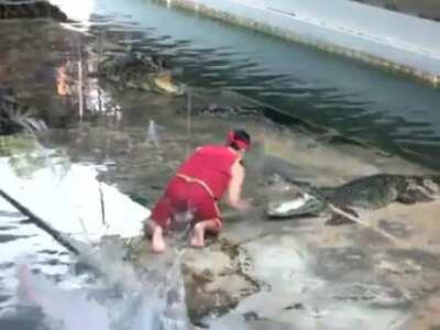 Quase perdeu a mão por causa do juninho mds kkkkk. (Reddit Ready)