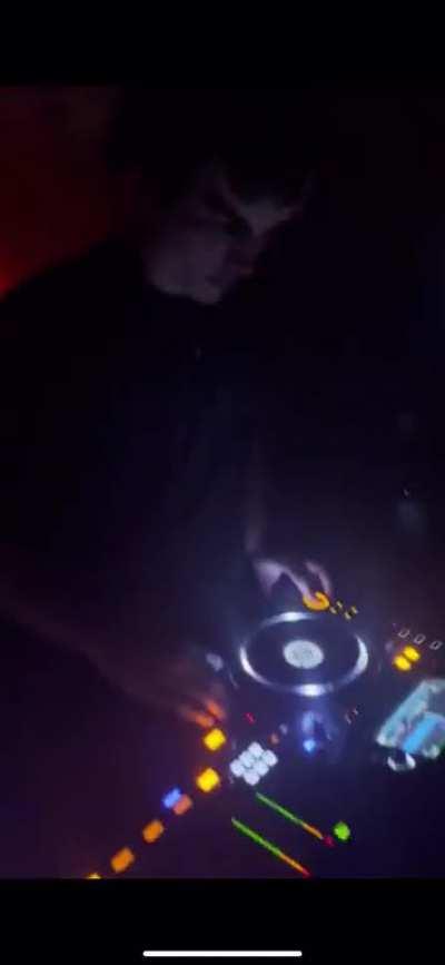 Vegyn playing SZA weekend frank cover (posted originally in Vegyn subreddit)