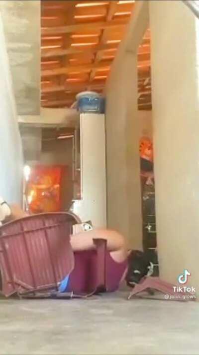 Gravaram a yulla caindo da cadeira