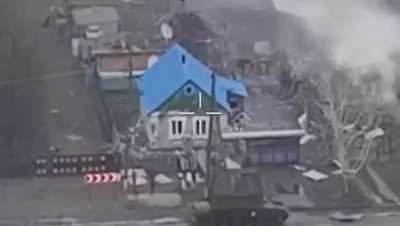 Ukrainian tank of the 32nd Mechanized Brigade shot at Russian soldiers who were hiding in a building from a very close distance. Pokrovsk direction, January 2025