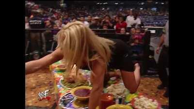 Nothing says Thanksgiving like two blonde bimbos fighting over food!