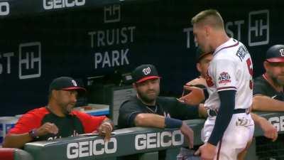 [Highlight] Freddie Freeman hugs Juan Soto and talks to Dave Martinez after being intentionally HBP.