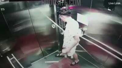 Levando vidro no elevador