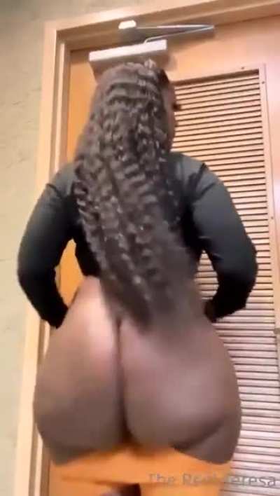 Juicy black ass shaking in dressing room