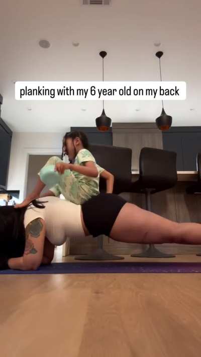 Queen Naija doing planks 💪🏽
