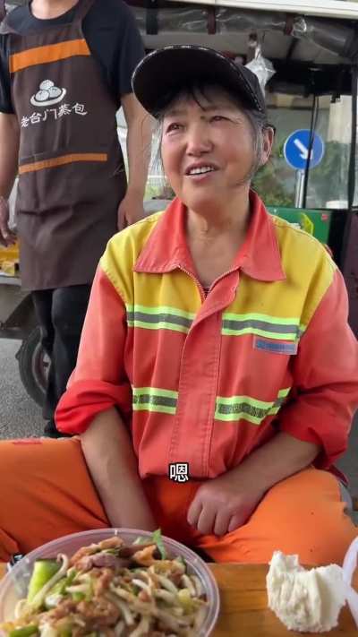 山东环卫工人：一个月工资1400，下辈子不做人了