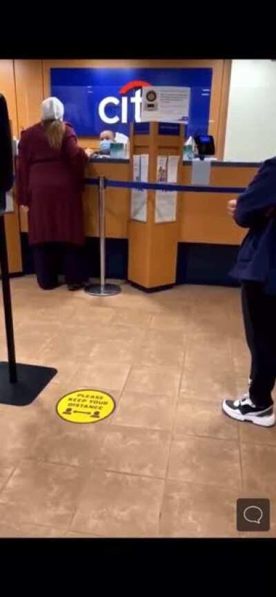 Anti-Mask Karen-Scientist says there is no Corona whilst trying to get a Citibank employee fired