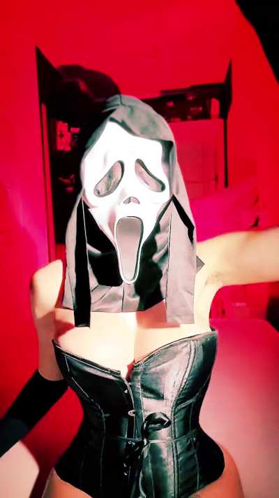 Do you like my Halloween outfit? Hope your Halloween’s been good 👻🔪