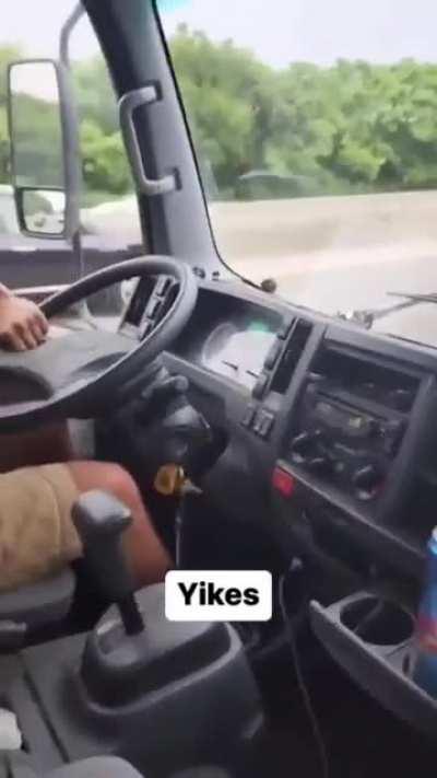 Джони, ты опять вчера бухал? Пиздец у тебя руки трусятся!