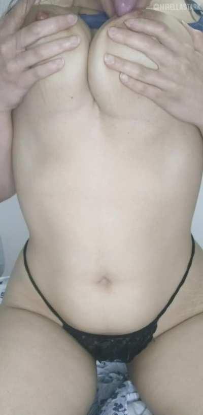 So big I can suck my own nipples... And that bounce 🥵💦