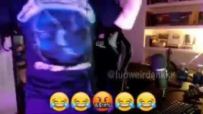 Escribes y te eqivoca 😂😂😂😡😂😂😂