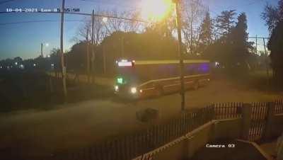 Un desastre por donde se lo mire: calles que dan pena, colectivos destruidos, mujer que cruza adelante de un colectivo en movimiento, chofer que arranca sin mirar (Moreno, Buenos Aires)