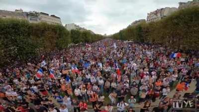 Video footage from today's MASS PROTEST IN PARIS STOP FASCISM ! STOP Mandatory vaccination STOP fascistic covid pass #TakeDownMacron #Liberty #StopMacronNow