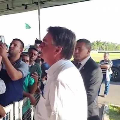 Bolsonaro chama de 'idiota' quem diz que tem que comprar feijão: 'Tem que todo mundo comprar fuzil'
