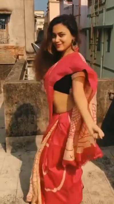 When you want to show your navel intentionally 🥵🥵🥵