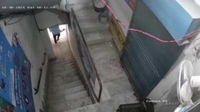 Robber risks life for quick bucks