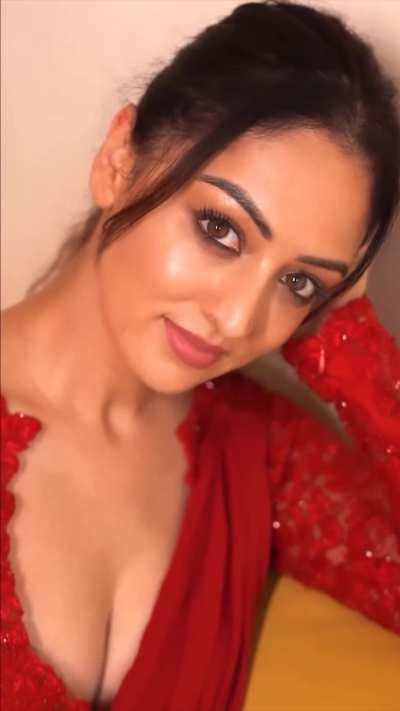 Isn't Randeepa Dhar giving away Sadakchaap Chinaal vibes in this Saree which will give Blowjob if you put 50Rs in her Pathetic Blouse and 200Rs for drilling her Gulambi Chut. Oh Sorry, My Bad She is One Actually