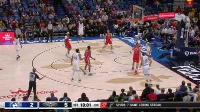 [Highlight] Gobert shoots and misses his first 3pt attempt of the season