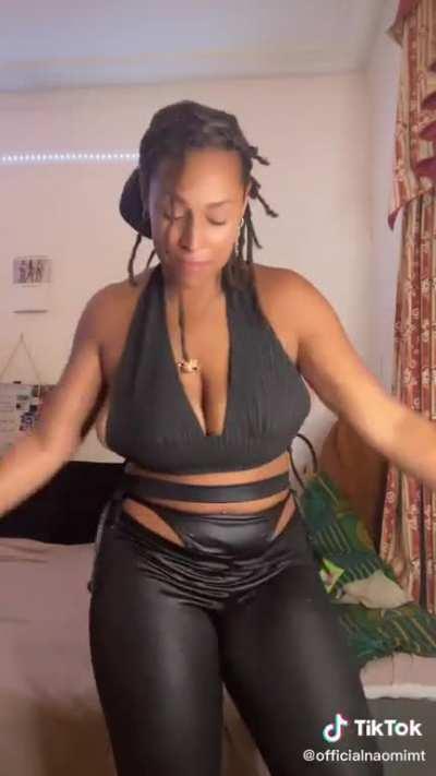 Stylish and sexy gyal 🔥(@_naomimt)