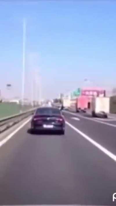 Who the hell changes lane like this?