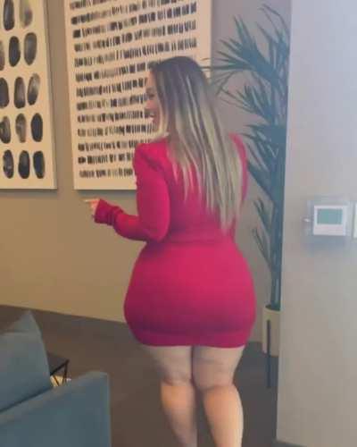That dress can't contain Autumn's big beautiful PAWG ASS 🍑