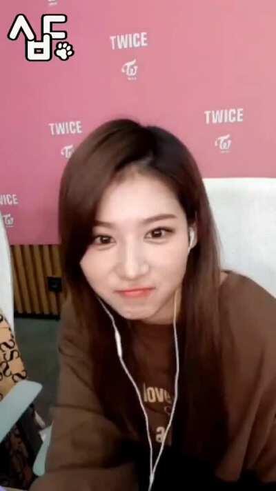 201115 - Sana started pouting after she asked the ONCE who was in the photo behind him and he said it was Nayeon