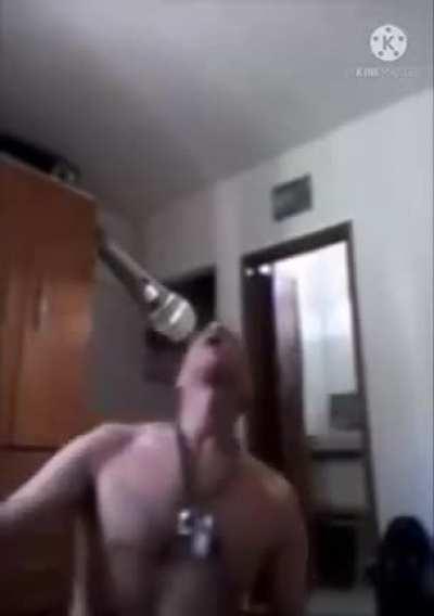 Carlinhos Horse  esta cantando uma bela melodia 