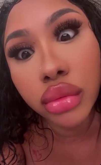 shi look like 2 pillows😩😩