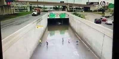 Ya habrá terminado el compi de la cubeta?